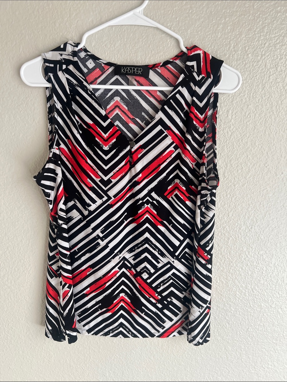 Kasper Sleeveless V-Neck Geometric Print Top - Black White Red